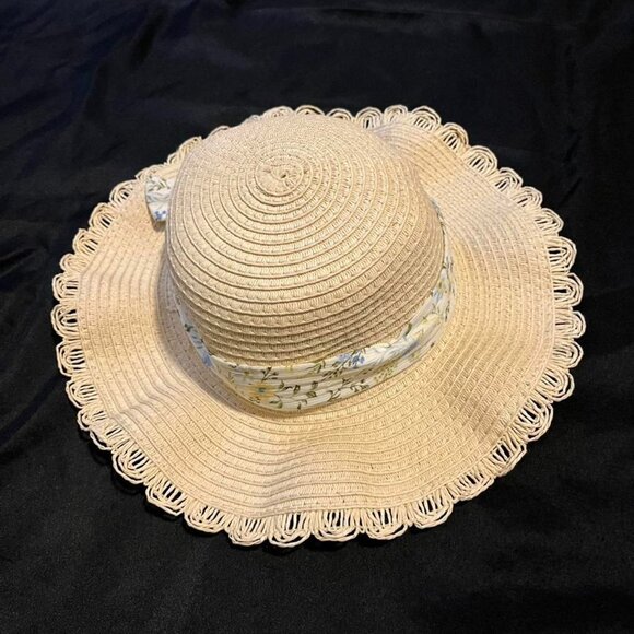 Women\'s Cream and Tan Hat